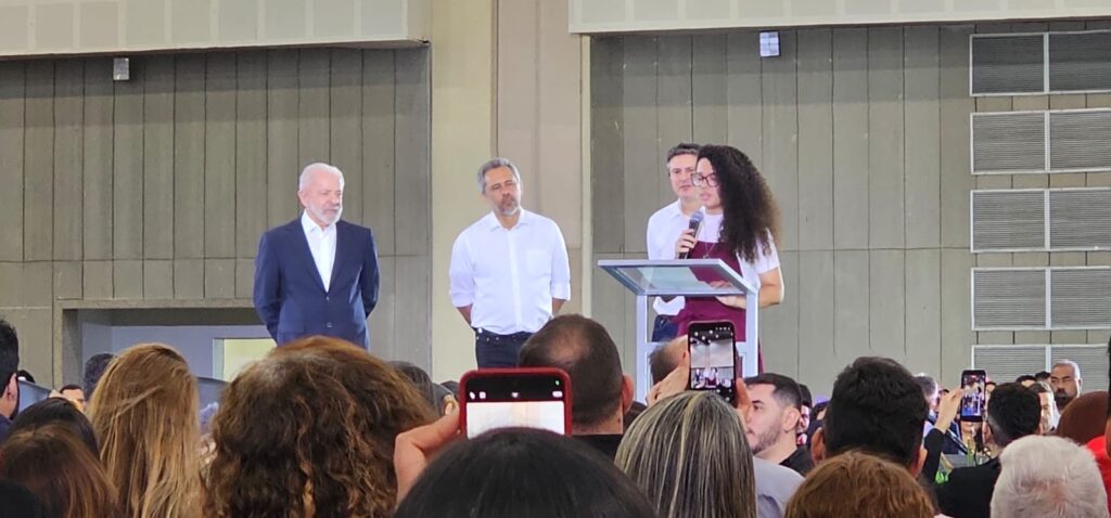 Maria Jéssyka Almeida dos Santos, aluna do curso de Sistemas e Mídias Digitais do Instituto UFC Virtual, participou da cerimônia de entrega da Carteira Nacional Docente do Brasil, representando os professores como oradora e destacando-se por sua trajetória inspiradora na educação.