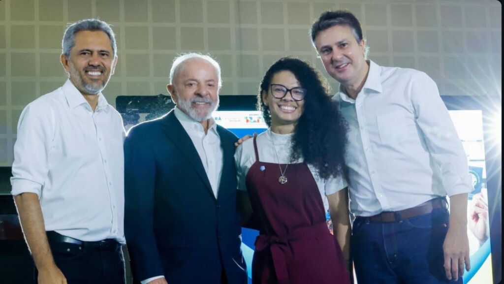Maria Jéssyka Almeida dos Santos, aluna do curso de Sistemas e Mídias Digitais do Instituto UFC Virtual, junto com o Presidente da República Luiz Inácio Lula da Silva, Ministro da Educação Camilo Santana e do Governador do Ceará Elmano de Freitas.